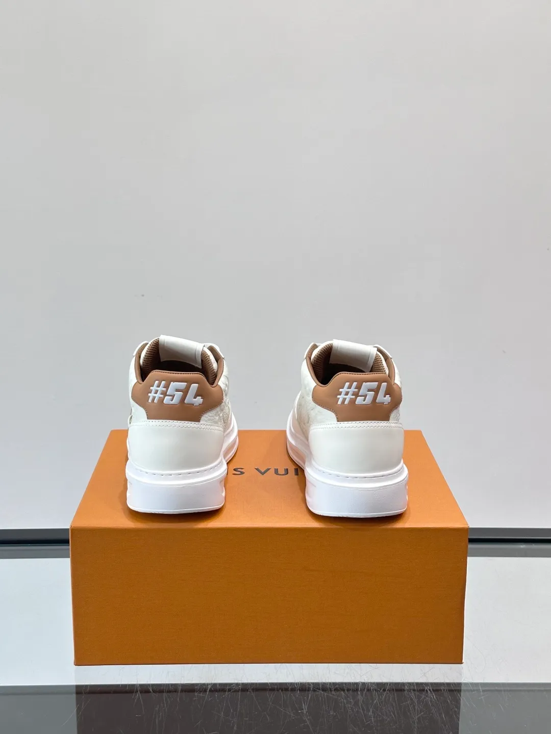 Men's shoes 💰p400 "＊OUIS ＊UITTO＊" Men's sports shoes, grained cow leather are low-key and recognizable. The rubber sole is thick and lightweight, the padded insole + technical lining make it super comfortable to wear! The main color with brown details is versatile and fashionable, and can be worn for daily leisure or business ~ LV embossing on the side of the shoe + brand logo on the sole, perfect details! size: 38-44 (45 customized)